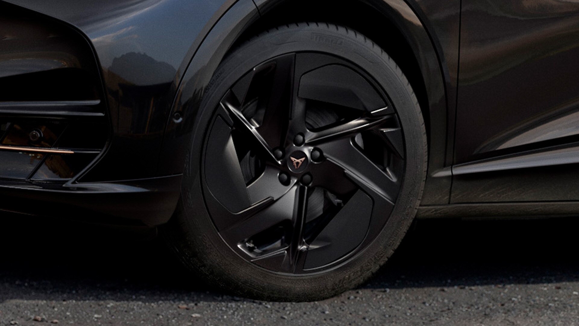 Close‑up of the CUPRA Tavascan’s Black Edition Katla 21‑inch alloy wheel with Black R inserts.