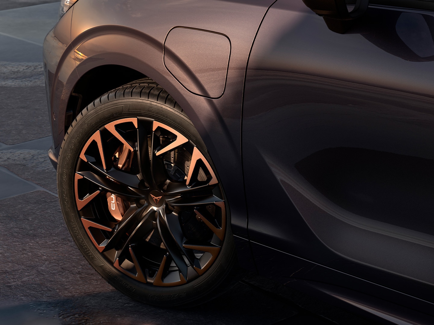 Side view of CUPRA Terramar with maximum braking power, parked by the coast, highlighting the Dark Void paint and its 20” Hadron Copper alloy wheels